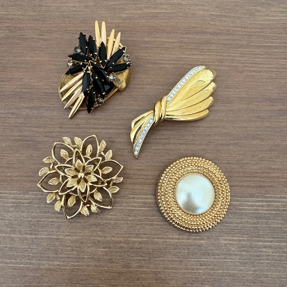 Vintage gold tone brooch set - Picture 1 of 5